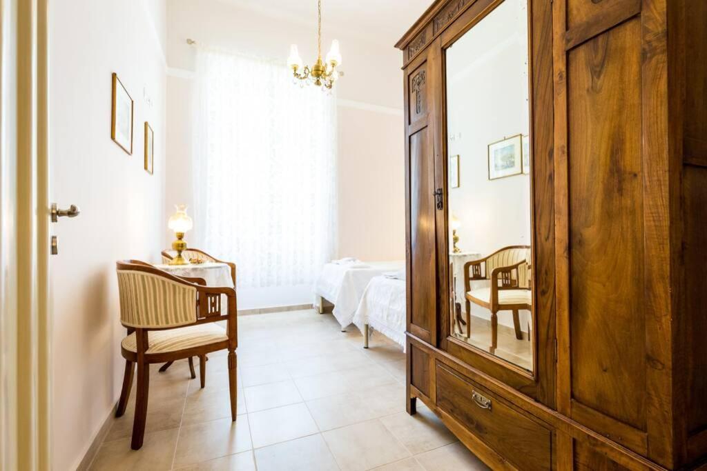 Neoclassical Flat With 2 Bedrooms In Piræus Eksteriør billede