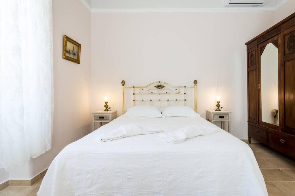 Neoclassical Flat With 2 Bedrooms In Piræus Eksteriør billede