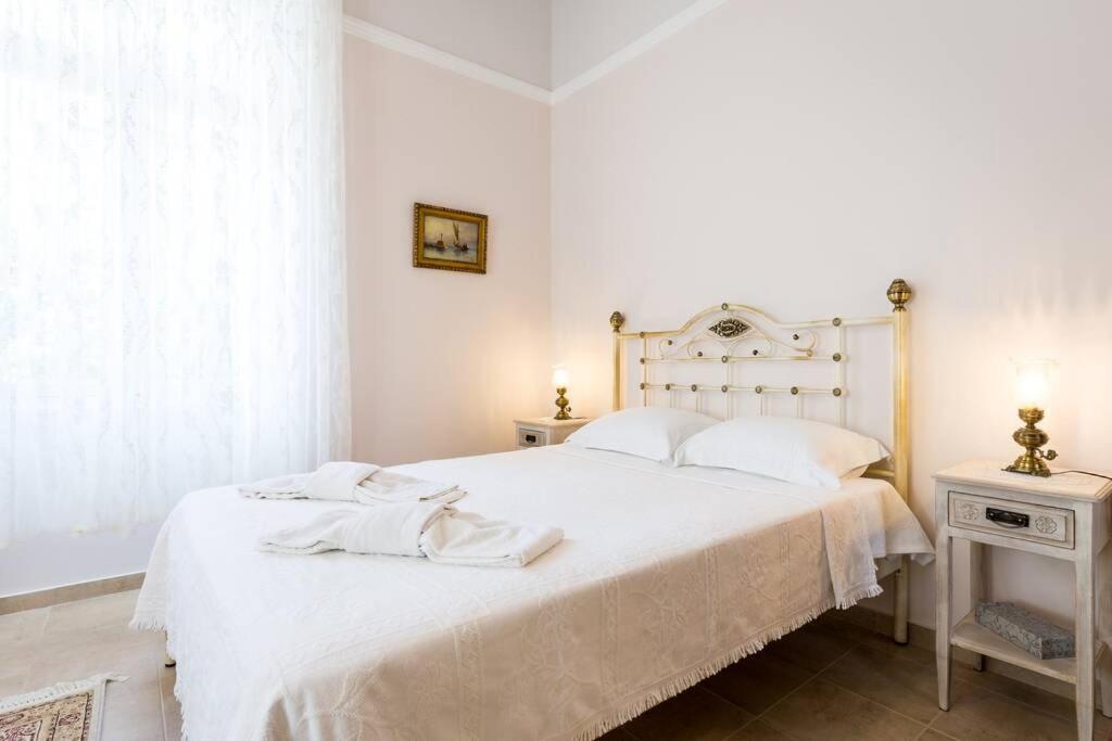 Neoclassical Flat With 2 Bedrooms In Piræus Eksteriør billede
