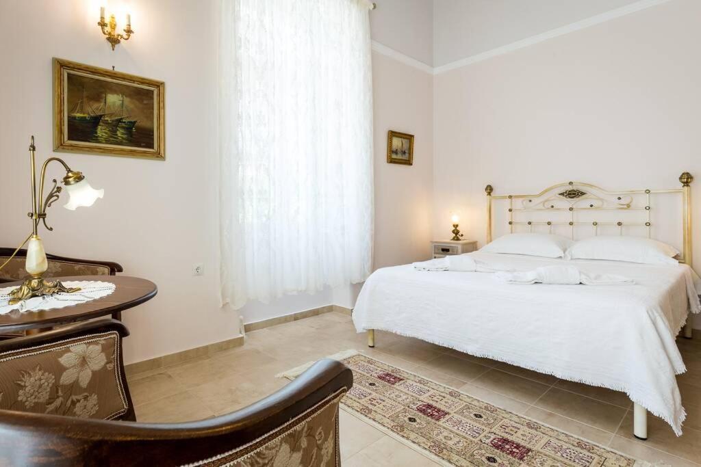 Neoclassical Flat With 2 Bedrooms In Piræus Eksteriør billede