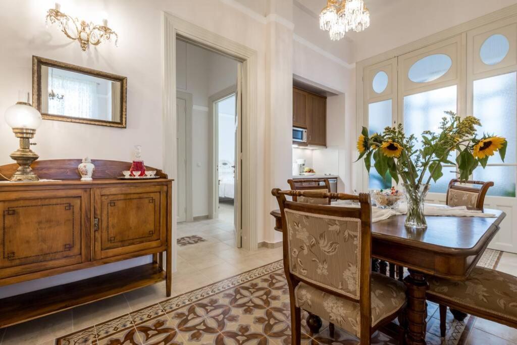 Neoclassical Flat With 2 Bedrooms In Piræus Eksteriør billede