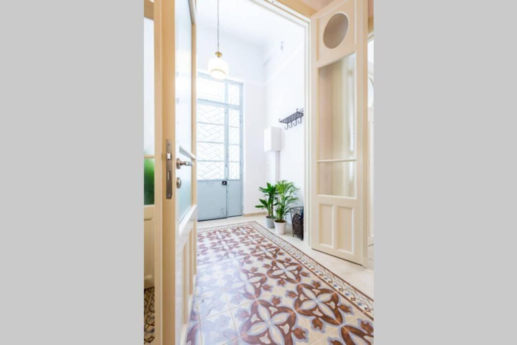 Neoclassical Flat With 2 Bedrooms In Piræus Eksteriør billede