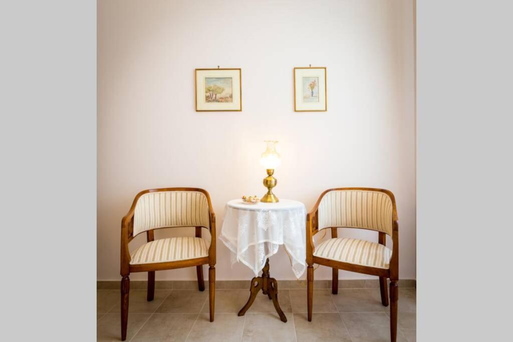 Neoclassical Flat With 2 Bedrooms In Piræus Eksteriør billede