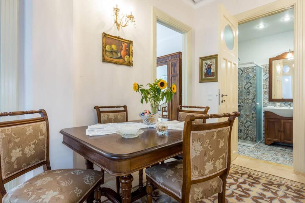 Neoclassical Flat With 2 Bedrooms In Piræus Eksteriør billede