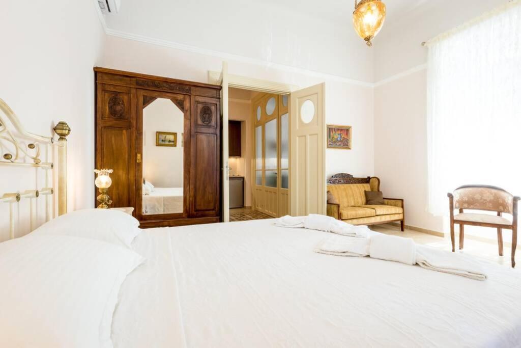 Neoclassical Flat With 2 Bedrooms In Piræus Eksteriør billede