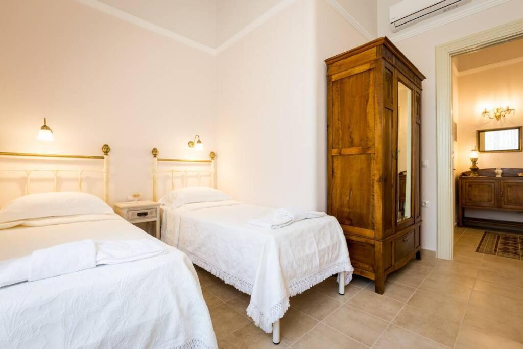 Neoclassical Flat With 2 Bedrooms In Piræus Eksteriør billede
