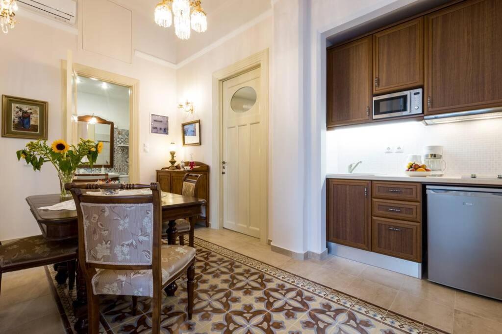 Neoclassical Flat With 2 Bedrooms In Piræus Eksteriør billede